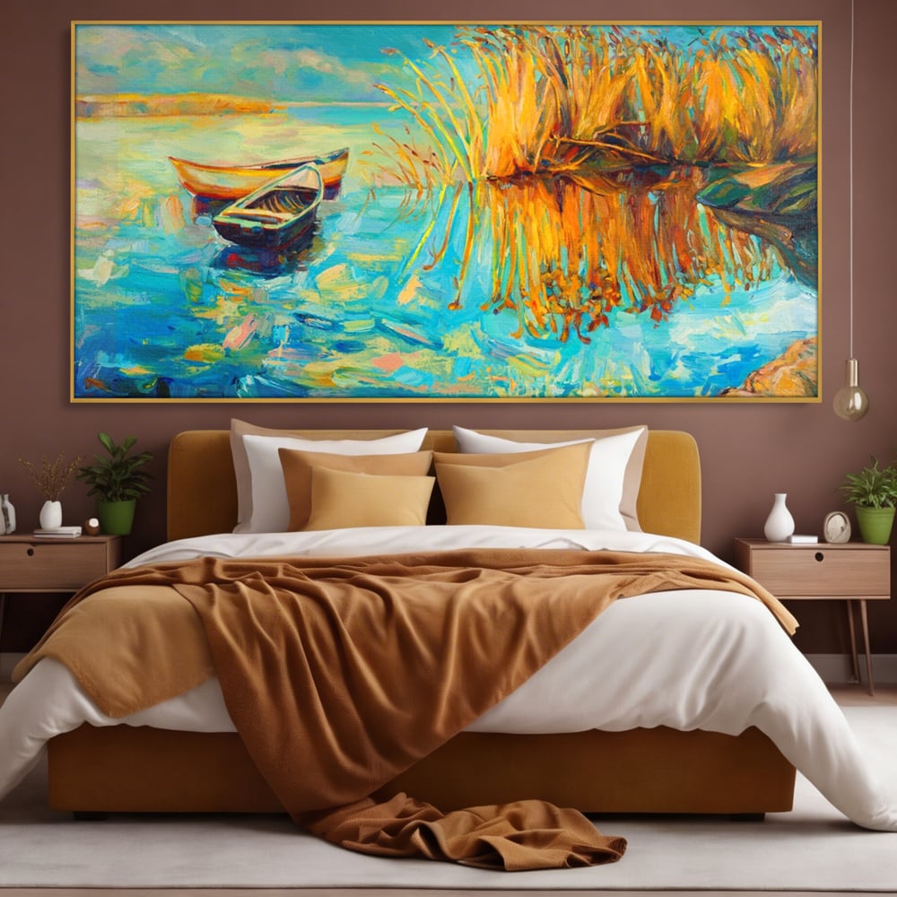 Tablou canvas peisaj cu barci pe lac, turcoaz si auriu, in rama de aluminiu auriu, pe perete intr-un dormitor